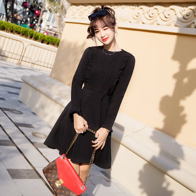 Modern női ruha fekete és piros színben