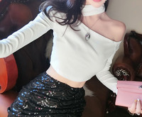 Κομψή γυναικεία κοντή μπλούζα σε λευκό και μαύρο χρώμα