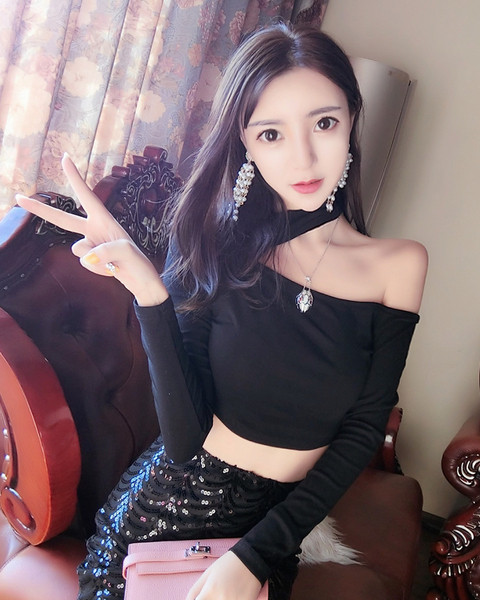 Κομψή γυναικεία κοντή μπλούζα σε λευκό και μαύρο χρώμα