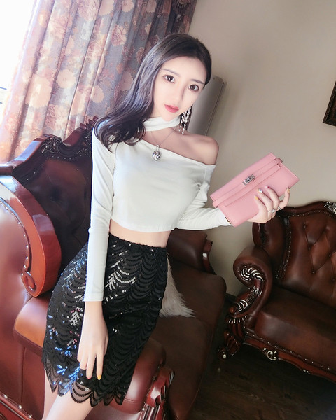 Κομψή γυναικεία κοντή μπλούζα σε λευκό και μαύρο χρώμα