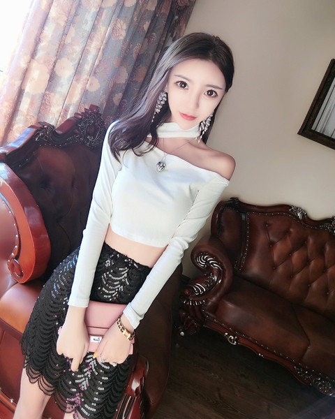 Κομψή γυναικεία κοντή μπλούζα σε λευκό και μαύρο χρώμα