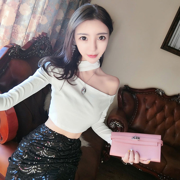 Κομψή γυναικεία κοντή μπλούζα σε λευκό και μαύρο χρώμα