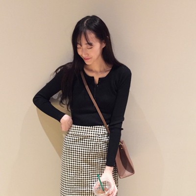 Modern női pulóver gombokkal, különböző színekben