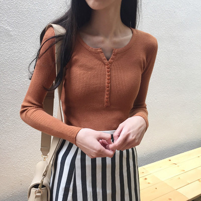 Modern női pulóver gombokkal, különböző színekben