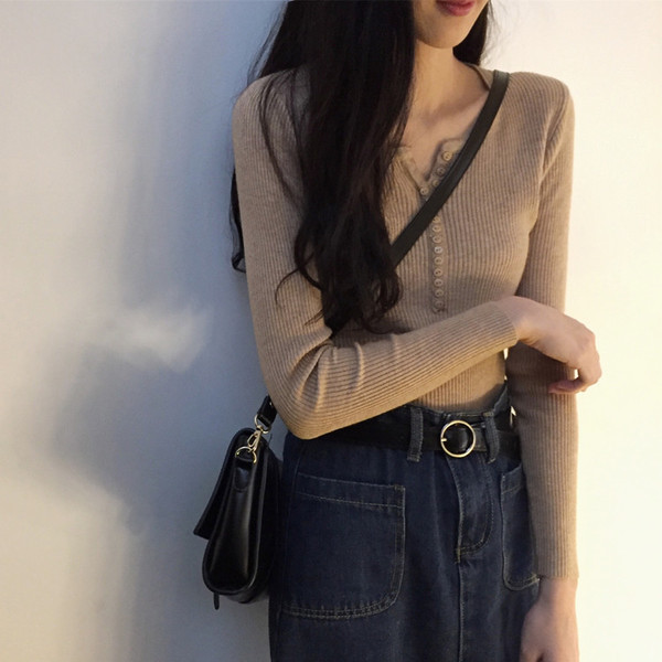 Modern női pulóver gombokkal, különböző színekben