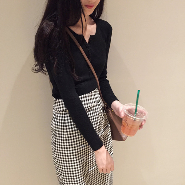 Modern női pulóver gombokkal, különböző színekben