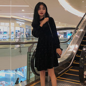 Modern fekete női ruha, hosszú bársony ujjal