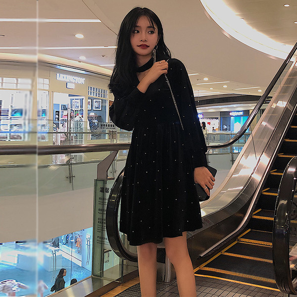 Modern fekete női ruha, hosszú bársony ujjal