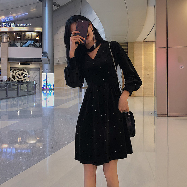 Modern fekete női ruha, hosszú bársony ujjal