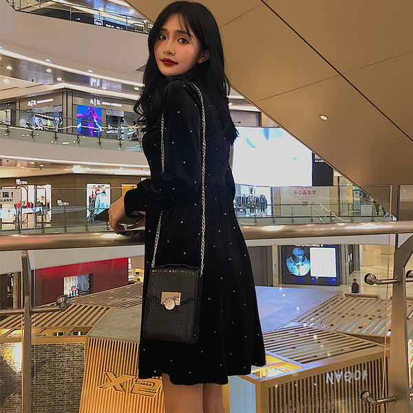 Modern fekete női ruha, hosszú bársony ujjal