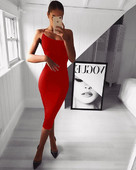 Elegáns női ruha a testen, egy pánttal