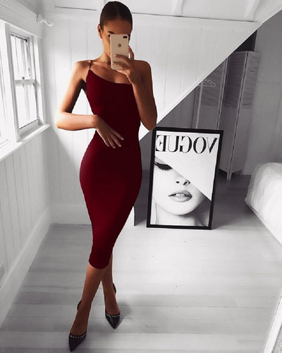 Elegáns női ruha a testen, egy pánttal