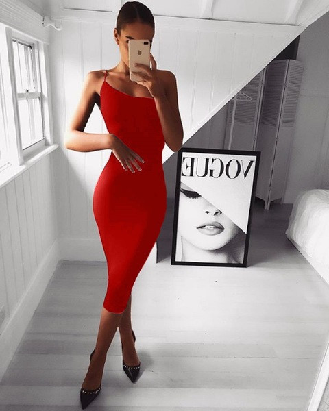 Elegáns női ruha a testen, egy pánttal