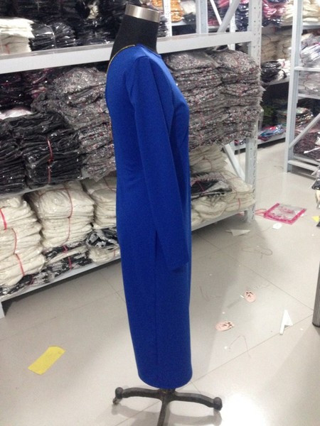 Elegáns ruha hosszú ujjal, hátul cipzárral