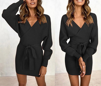 Rövid női ruha, hosszú ujjal és V-nyakkal