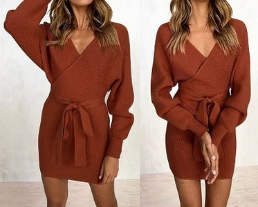Rövid női ruha, hosszú ujjal és V-nyakkal