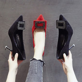 Κομψά γυναικεία παπούτσια με ψηλά τακούνια σε δύο χρώματα - μαύρο και κόκκινο