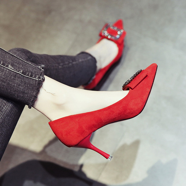 Κομψά γυναικεία παπούτσια με ψηλά τακούνια σε δύο χρώματα - μαύρο και κόκκινο