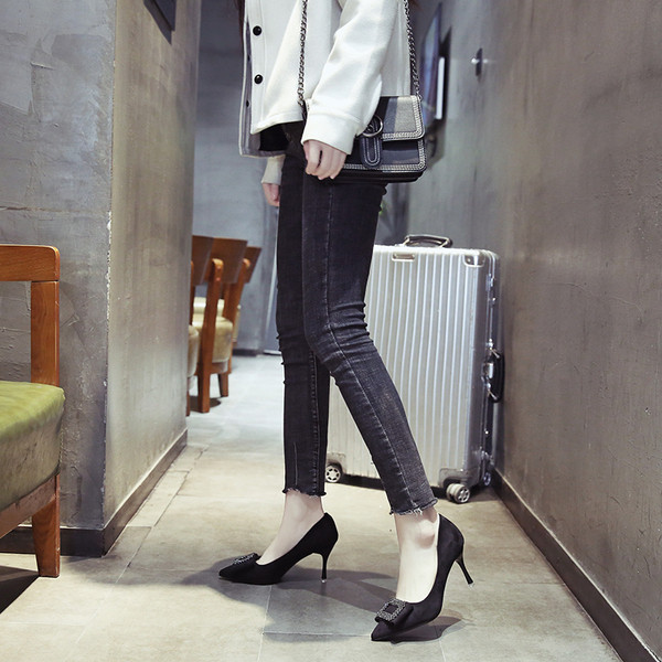 Κομψά γυναικεία παπούτσια με ψηλά τακούνια σε δύο χρώματα - μαύρο και κόκκινο