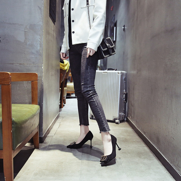 Aktuális női cipők három színben, magassarkúban