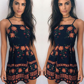 Nyári női ruha vékony pántokkal, virágos motívummal