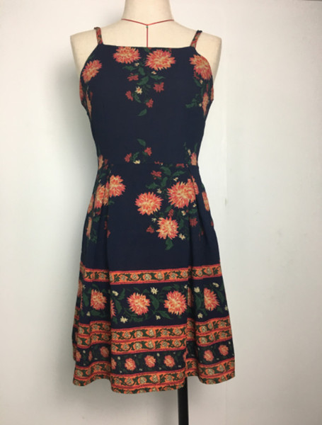 Nyári női ruha vékony pántokkal, virágos motívummal