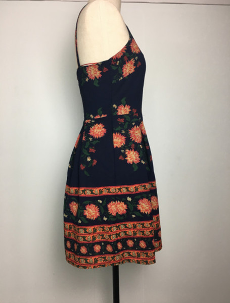 Nyári női ruha vékony pántokkal, virágos motívummal