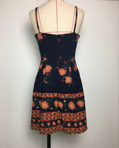 Nyári női ruha vékony pántokkal, virágos motívummal