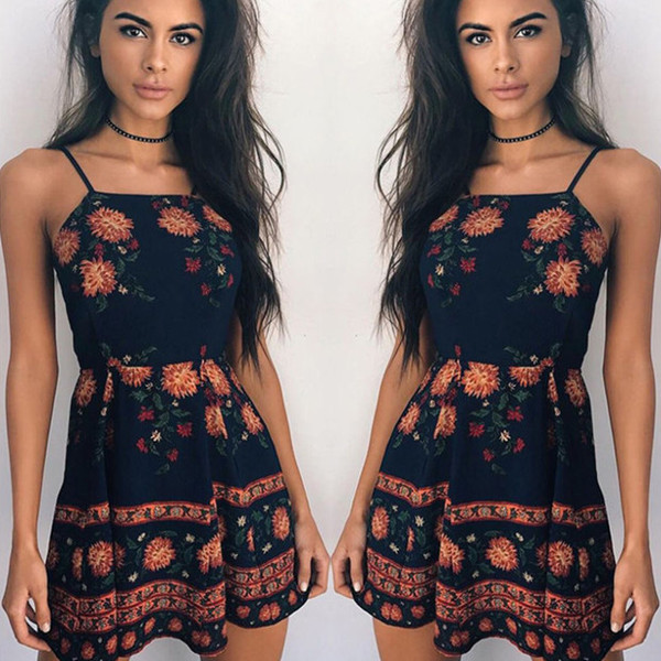 Nyári női ruha vékony pántokkal, virágos motívummal