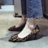 Μοντέρνα γυναικεία παπούτσια σε δύο μοντέλα - δύο χρώματα