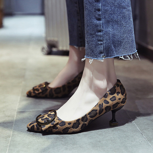 Μοντέρνα γυναικεία παπούτσια σε δύο μοντέλα - δύο χρώματα