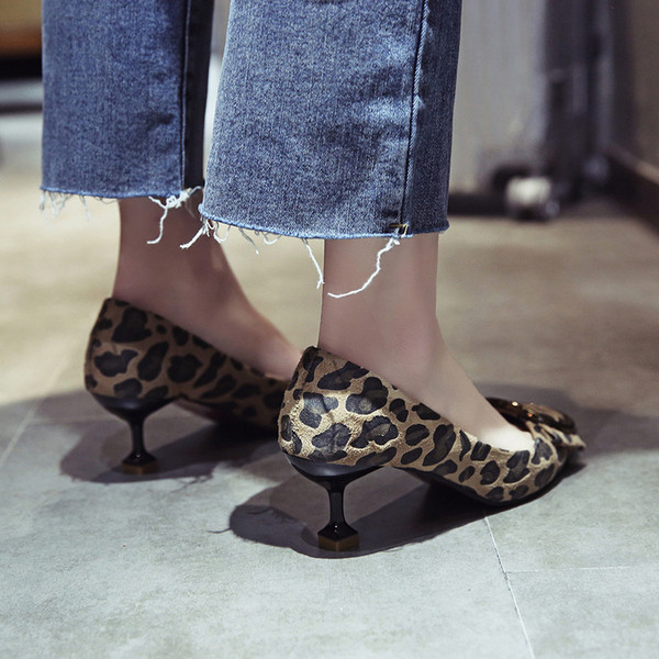 Μοντέρνα γυναικεία παπούτσια σε δύο μοντέλα - δύο χρώματα