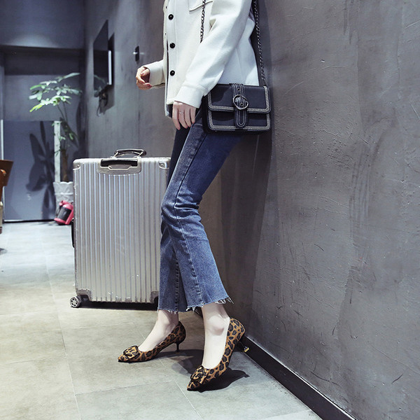 Μοντέρνα γυναικεία παπούτσια σε δύο μοντέλα - δύο χρώματα