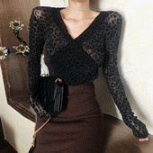 Modern női blúz leopárd mintával és V-nyakkal