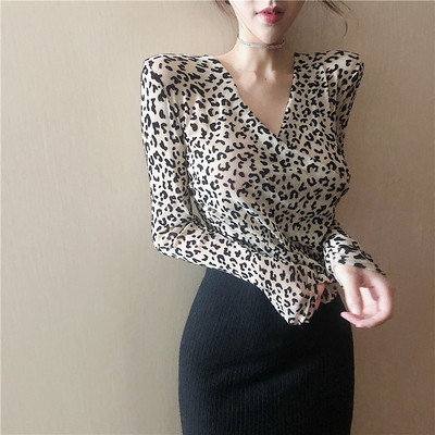Modern női blúz leopárd mintával és V-nyakkal