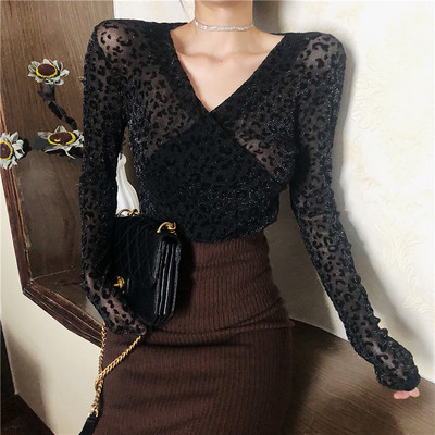 Modern női blúz leopárd mintával és V-nyakkal