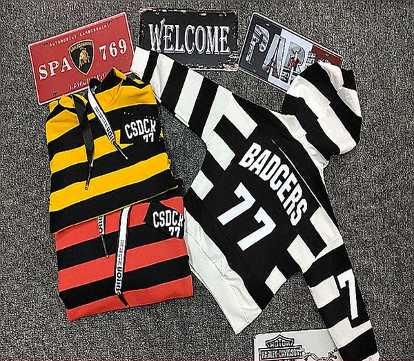 Gyerek blúz fiúknak kapucnival és felirattal három színben