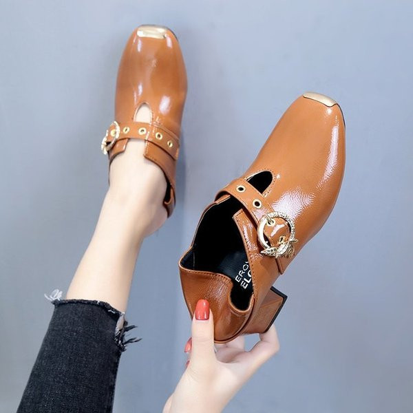 Női magas sarkú cipő csattal, két színben