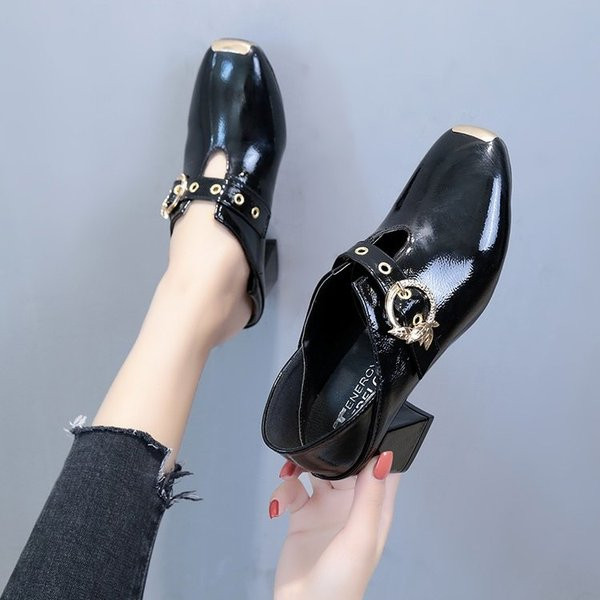 Női magas sarkú cipő csattal, két színben