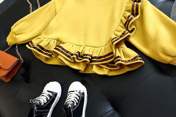 Modern gyerekblúz lányoknak, széles modell sárga színben