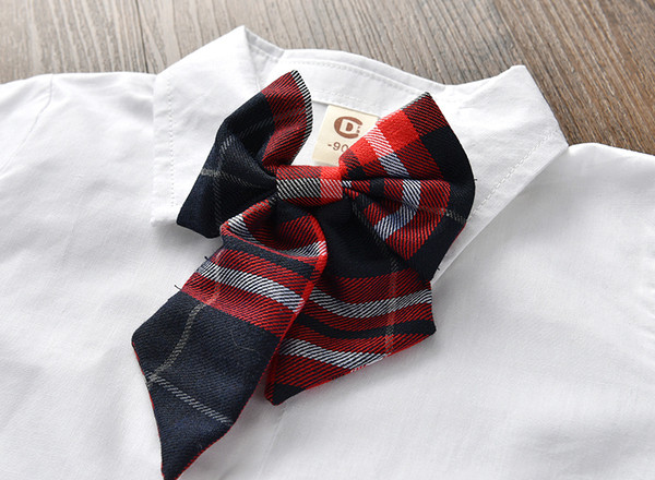 Costum pentru copii modern din fusta in carouri si camasa alba cu panglica