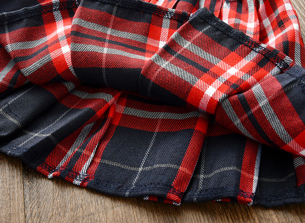 Costum pentru copii modern din fusta in carouri si camasa alba cu panglica