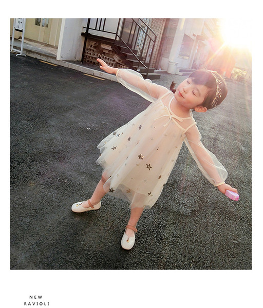 Κομψό παιδικό φόρεμα σε ένα χρώμα και τούλι