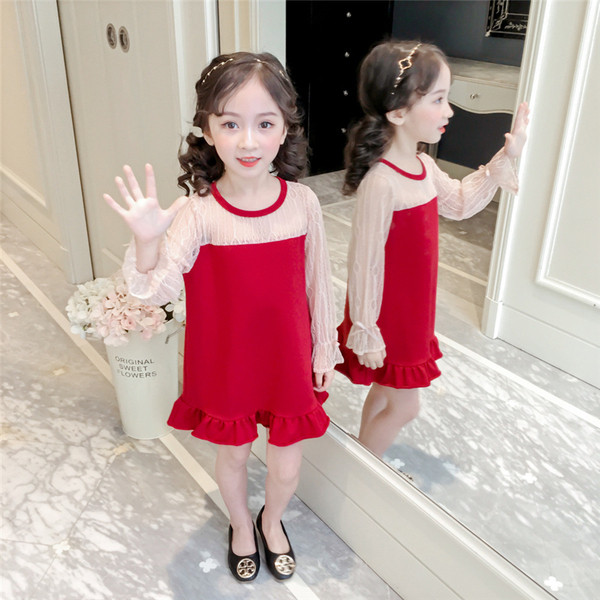 Alkalmi gyerekruha vágott csipkeujjakkal