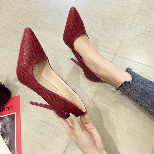 Μοντέρνα γυναικεία παπούτσια σε τρία χρώματα με ψηλό τακούνι