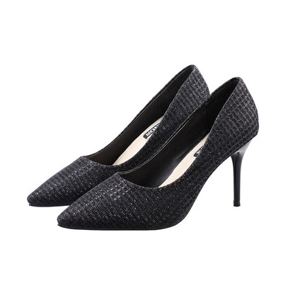 Aktuális női cipők két színben, magassarkúban