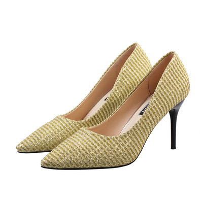 Aktuális női cipők két színben, magassarkúban