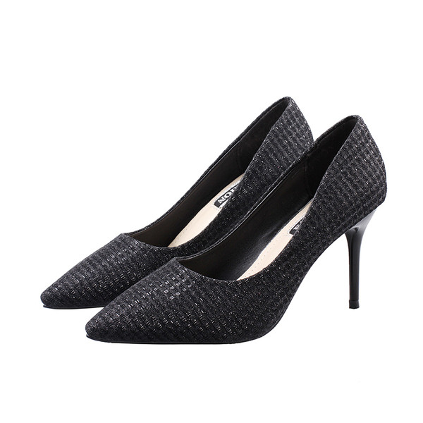 Aktuális női cipők két színben, magassarkúban