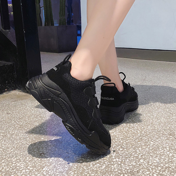 Modern női tornacipő két színben - fekete és piros