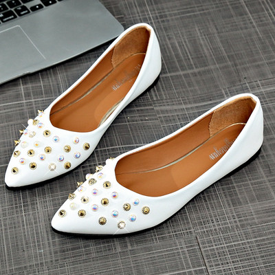 Aktuális női cipő díszgyöngyökkel három színben